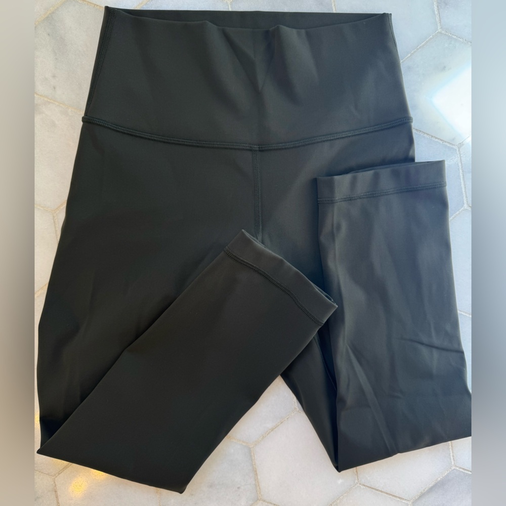 Lululemon Crop 3/4 Leggins  in camo/olive green. Size 4